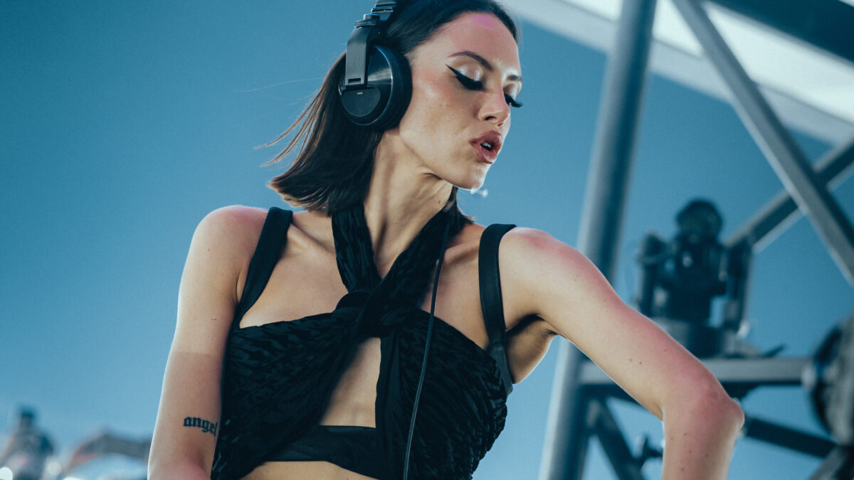 Sara Landry convierte el rechazo en redirección en Divine Intervention, su álbum más espiritual
